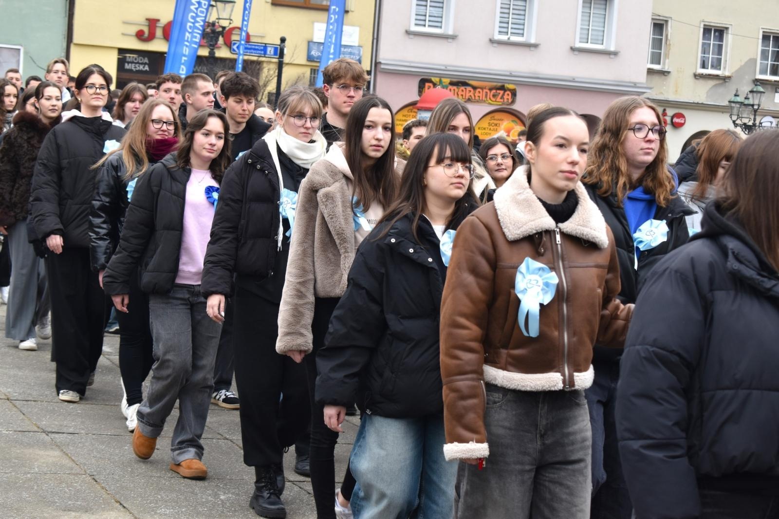 Zdjęcie w galerii na portalu naszwodzislaw.com: Tanecznym krokiem odliczali do matury [FOTO i WIDEO] wiadomości z regionu