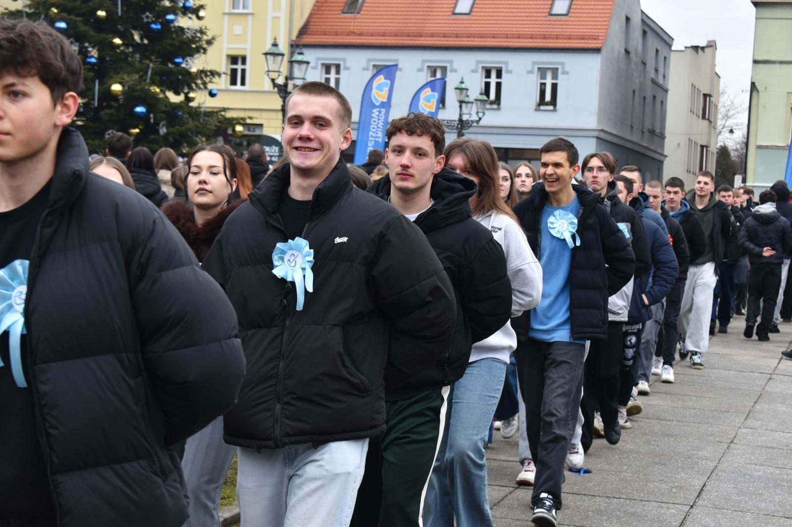Zdjęcie w galerii na portalu naszwodzislaw.com: Tanecznym krokiem odliczali do matury [FOTO i WIDEO] wiadomości z regionu