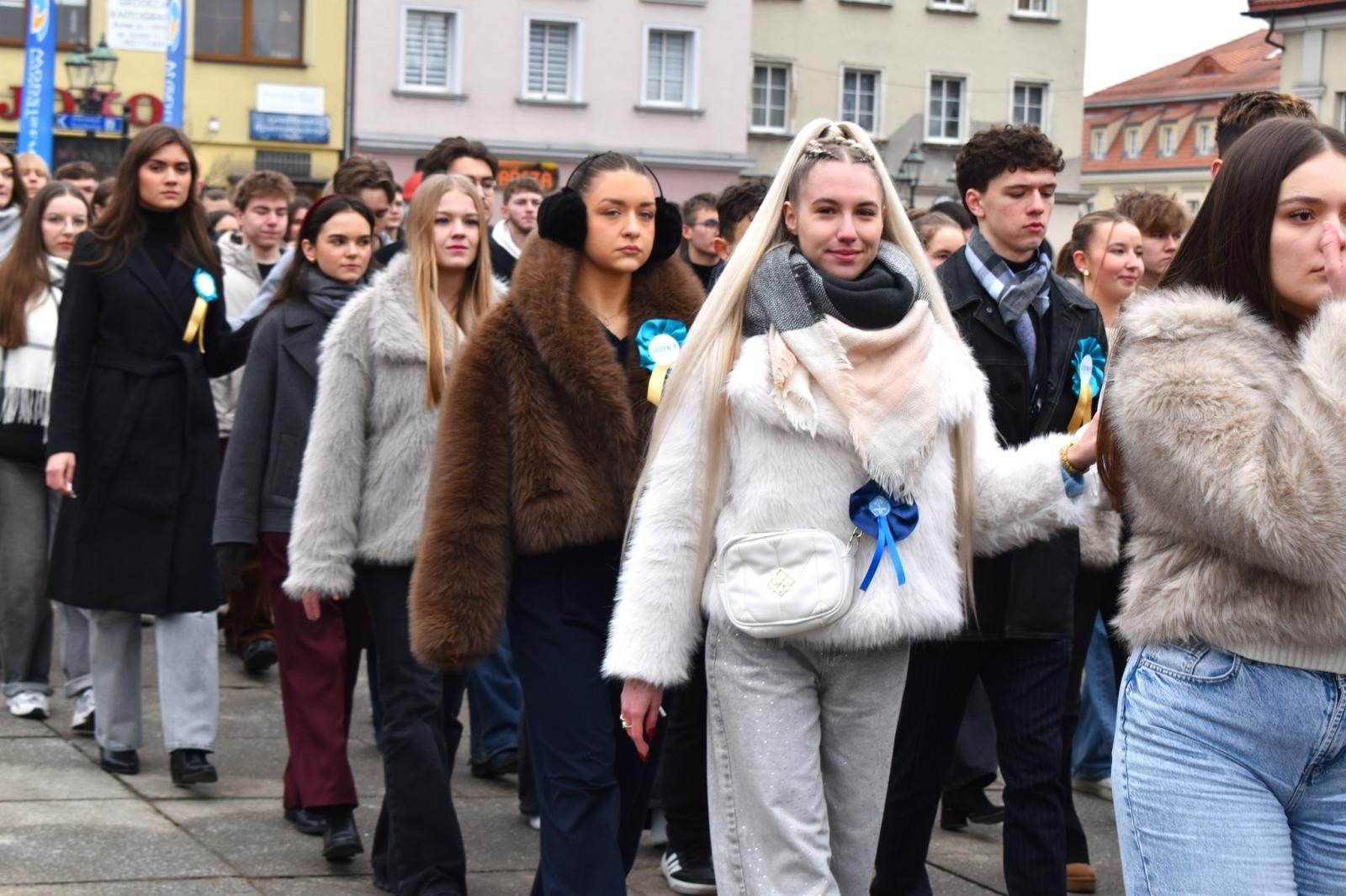 Zdjęcie w galerii na portalu naszwodzislaw.com: Tanecznym krokiem odliczali do matury [FOTO i WIDEO] wiadomości z regionu