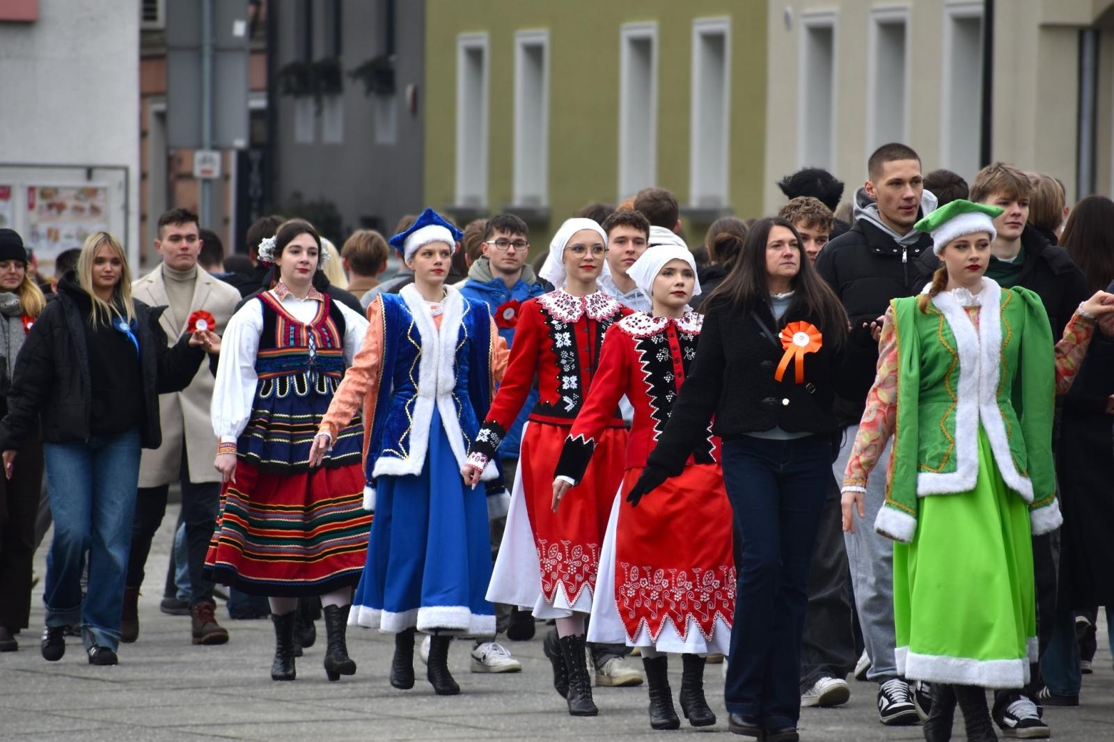 Zdjęcie w galerii na portalu naszwodzislaw.com: Tanecznym krokiem odliczali do matury [FOTO i WIDEO] wiadomości z regionu