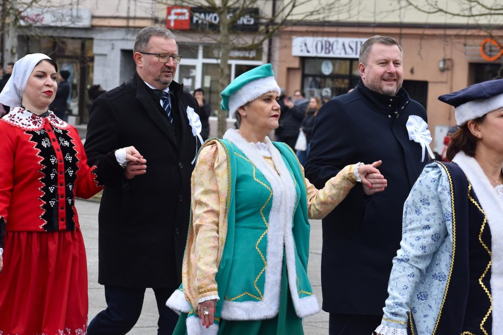 Zdjęcie w galerii na portalu naszwodzislaw.com: Tanecznym krokiem odliczali do matury [FOTO i WIDEO] wiadomości z regionu