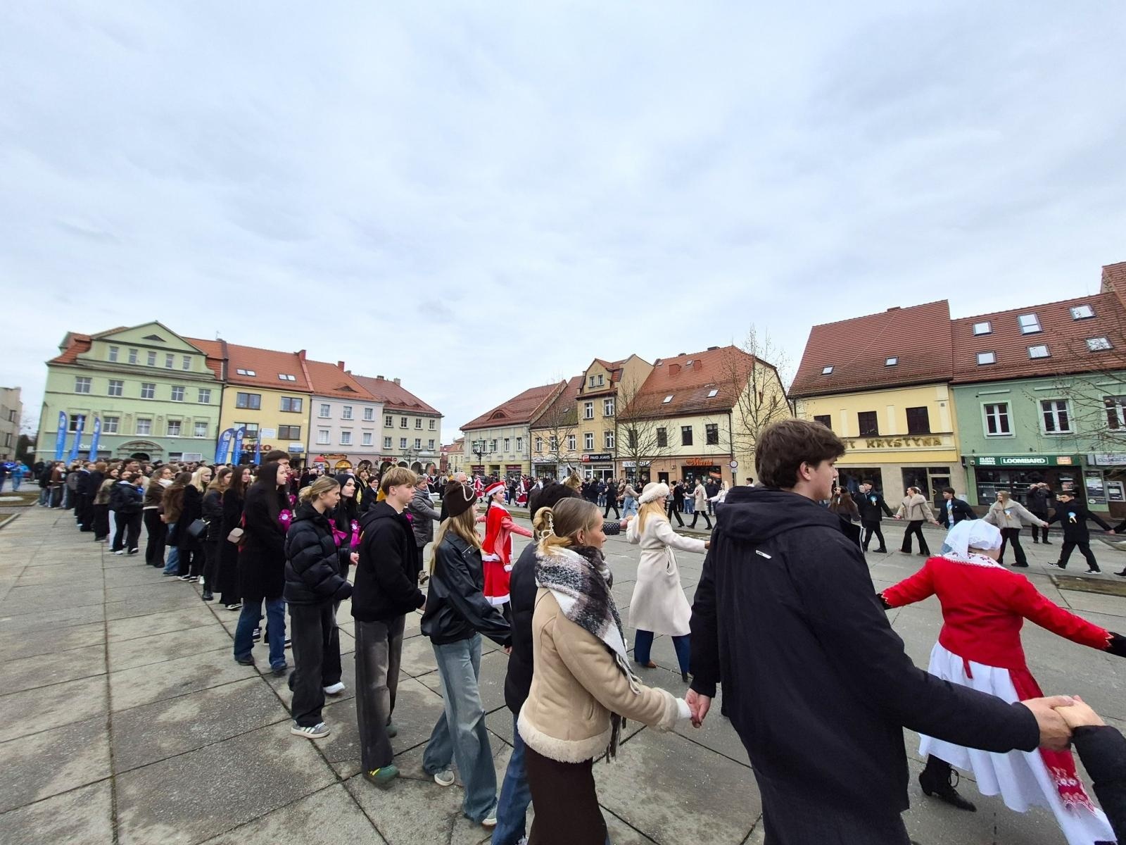 Zdjęcie w galerii na portalu naszwodzislaw.com: Tanecznym krokiem odliczali do matury [FOTO i WIDEO] wiadomości z regionu