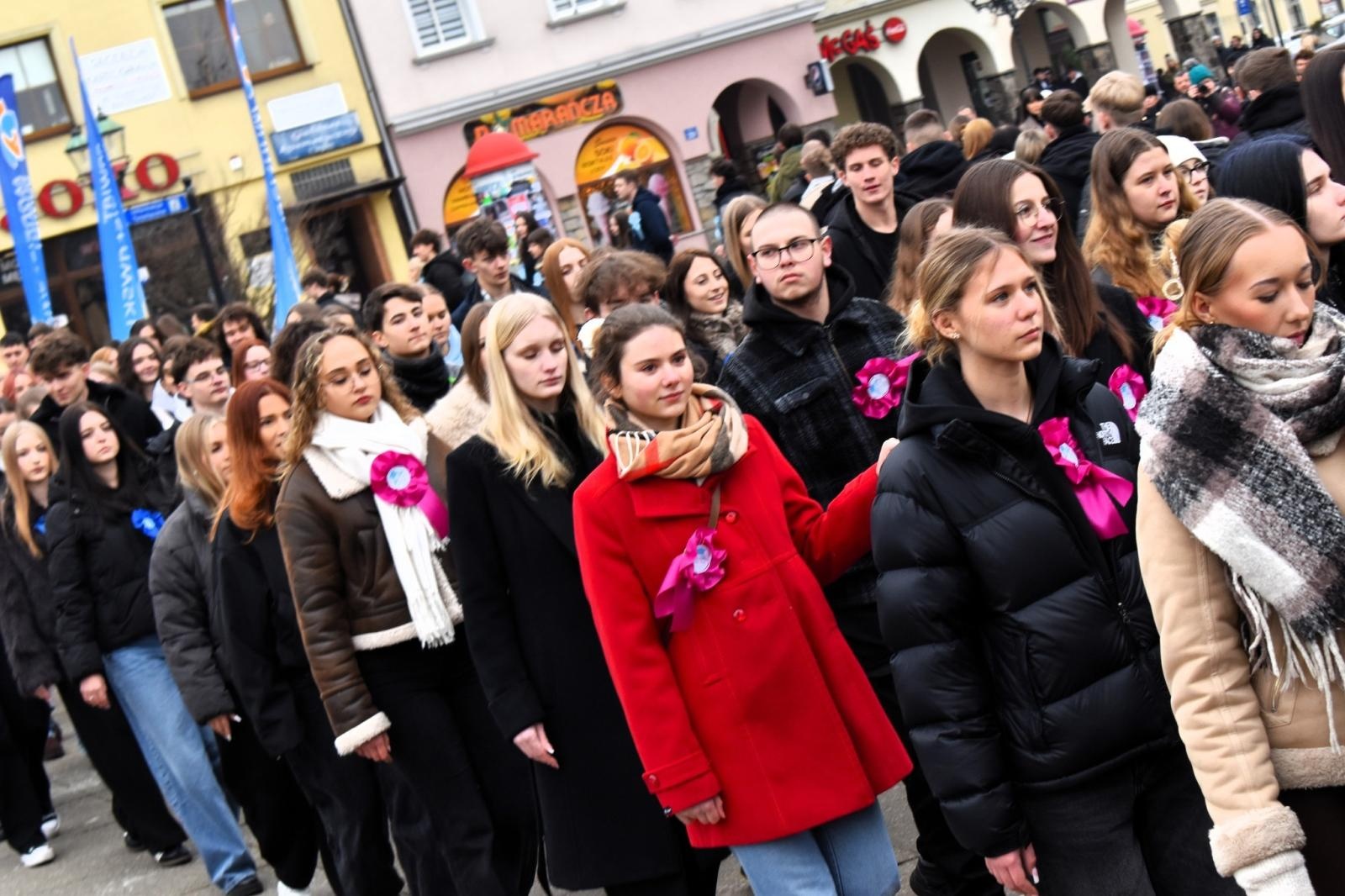 Zdjęcie w galerii na portalu naszwodzislaw.com: Tanecznym krokiem odliczali do matury [FOTO i WIDEO] wiadomości z regionu