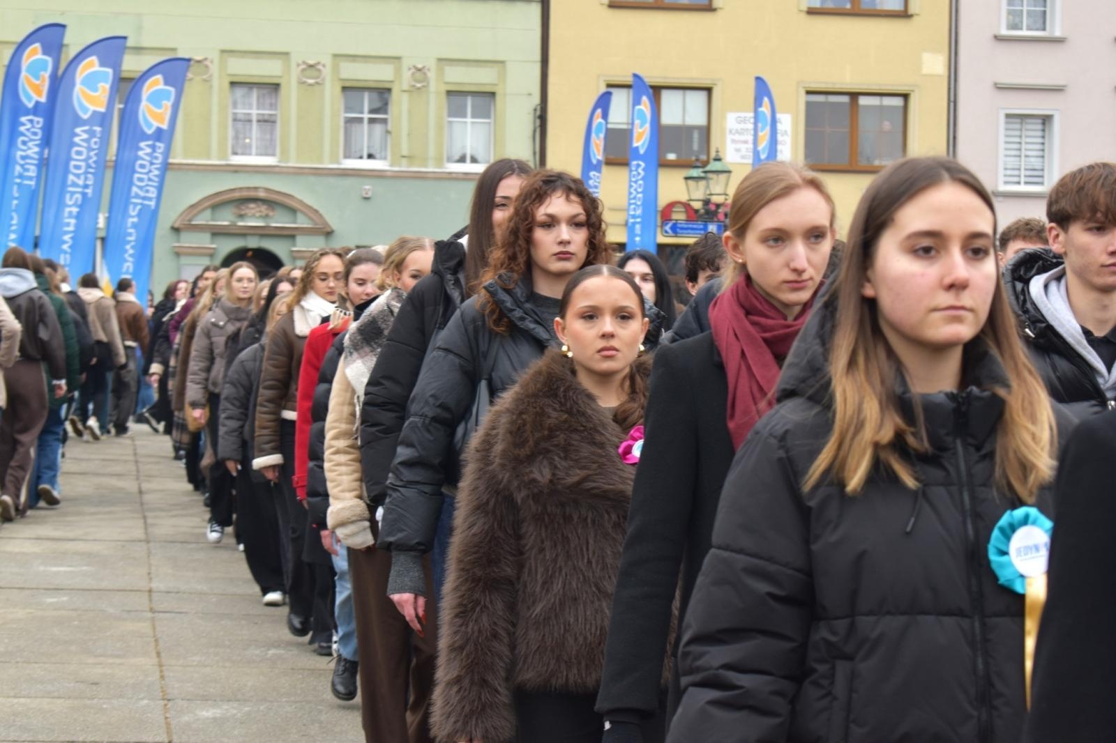 Zdjęcie w galerii na portalu naszwodzislaw.com: Tanecznym krokiem odliczali do matury [FOTO i WIDEO] wiadomości z regionu