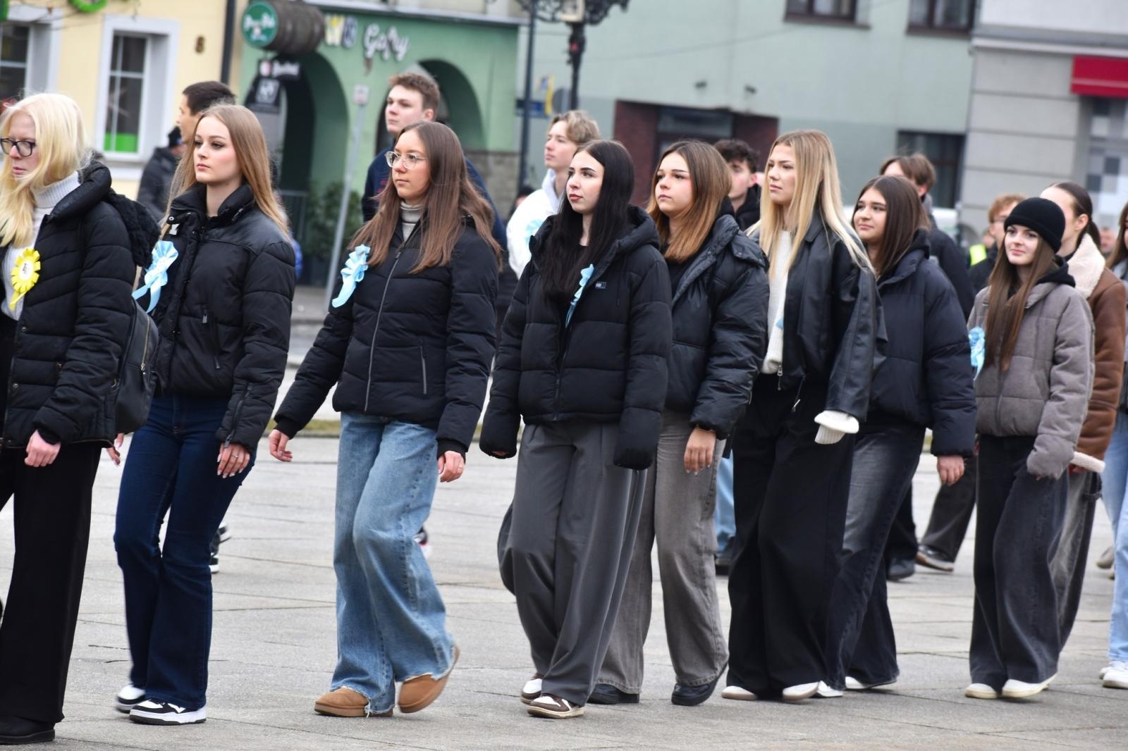 Zdjęcie w galerii na portalu naszwodzislaw.com: Tanecznym krokiem odliczali do matury [FOTO i WIDEO] wiadomości z regionu