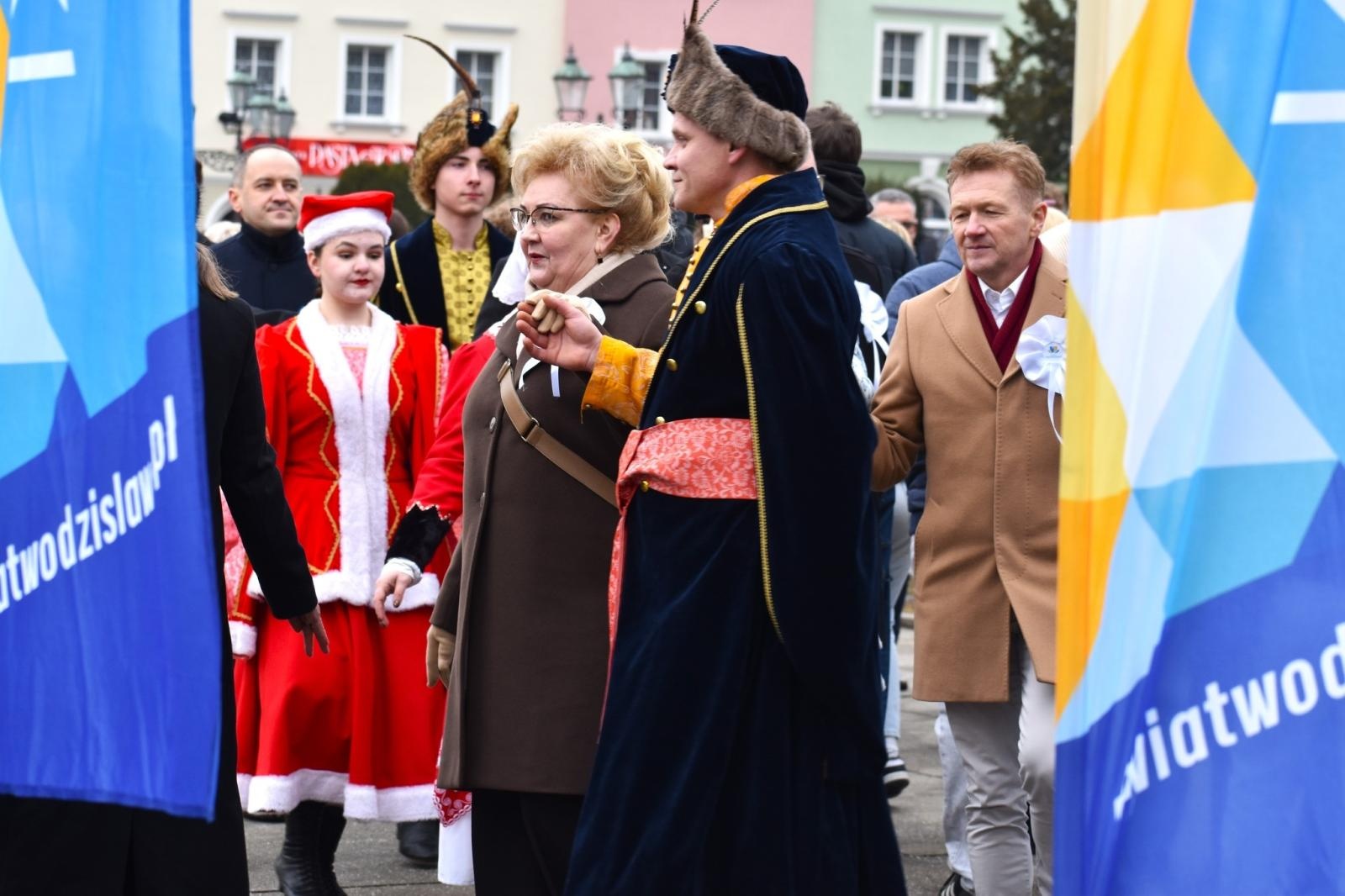 Zdjęcie w galerii na portalu naszwodzislaw.com: Tanecznym krokiem odliczali do matury [FOTO i WIDEO] wiadomości z regionu