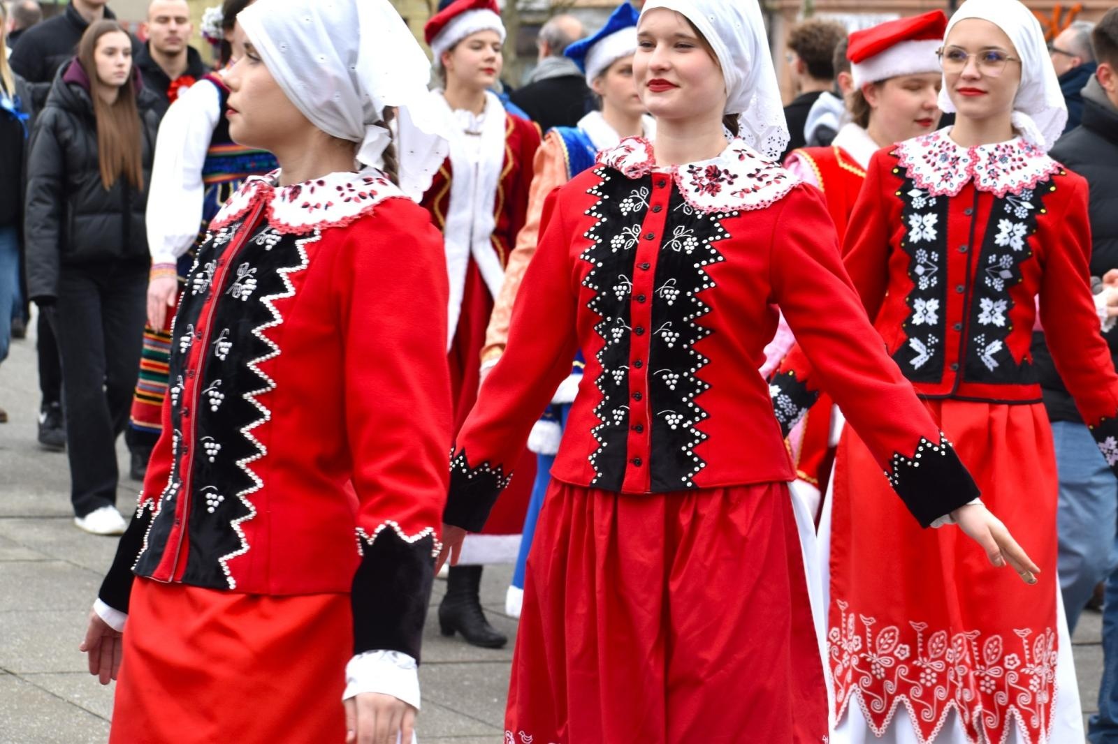 Zdjęcie w galerii na portalu naszwodzislaw.com: Tanecznym krokiem odliczali do matury [FOTO i WIDEO] wiadomości z regionu