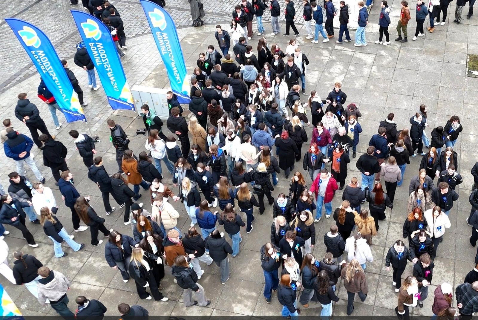 Zdjęcie w galerii na portalu naszwodzislaw.com: Tanecznym krokiem odliczali do matury [FOTO i WIDEO] wiadomości z regionu