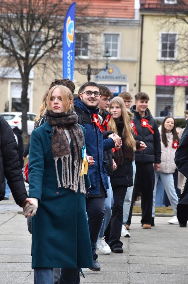 Zdjęcie w galerii na portalu naszwodzislaw.com: Tanecznym krokiem odliczali do matury [FOTO i WIDEO] wiadomości z regionu
