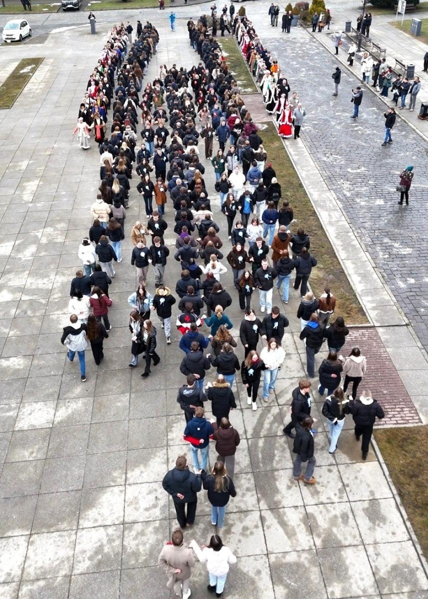 Zdjęcie w galerii na portalu naszwodzislaw.com: Tanecznym krokiem odliczali do matury [FOTO i WIDEO] wiadomości z regionu