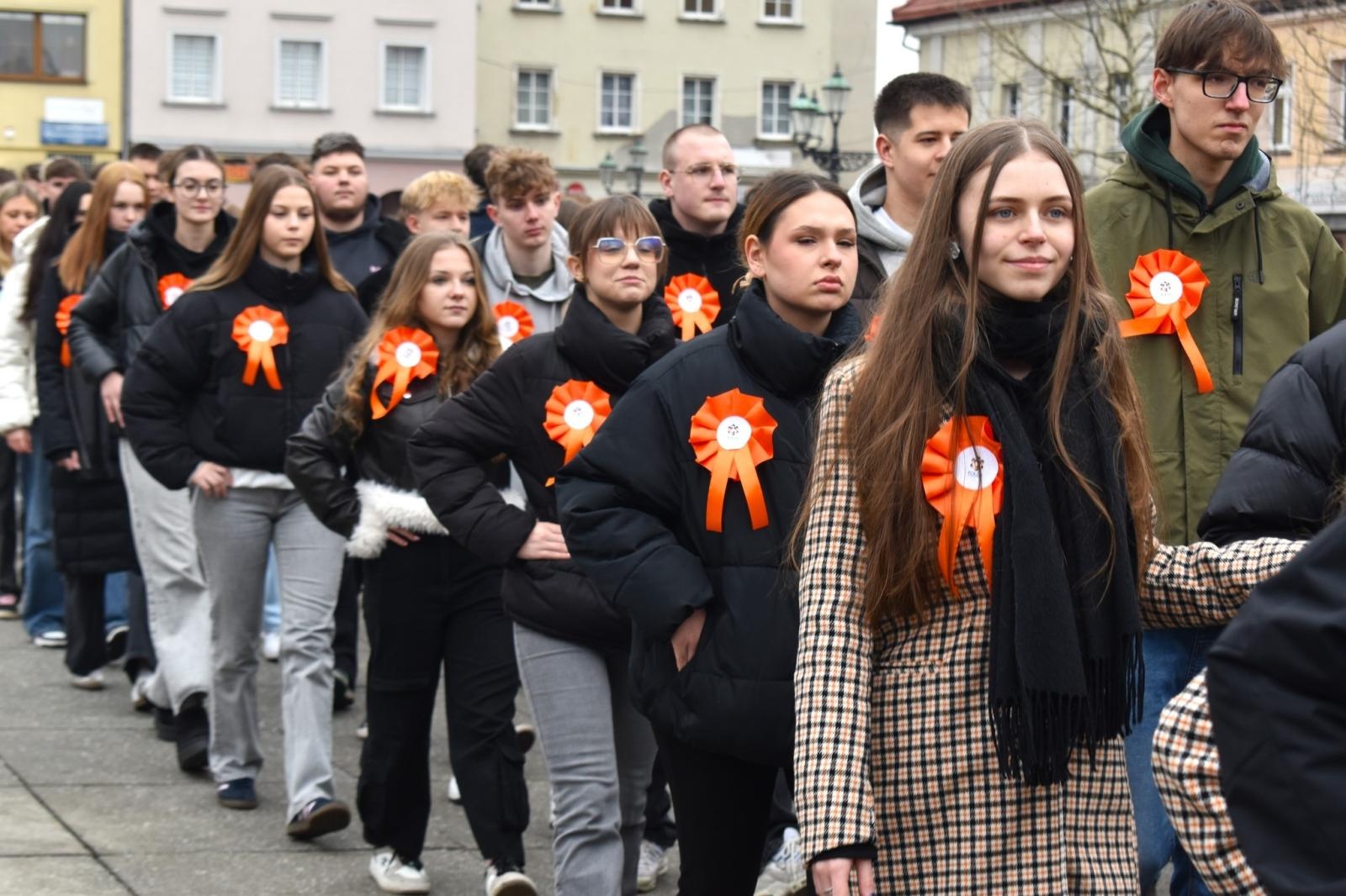Zdjęcie w galerii na portalu naszwodzislaw.com: Tanecznym krokiem odliczali do matury [FOTO i WIDEO] wiadomości z regionu
