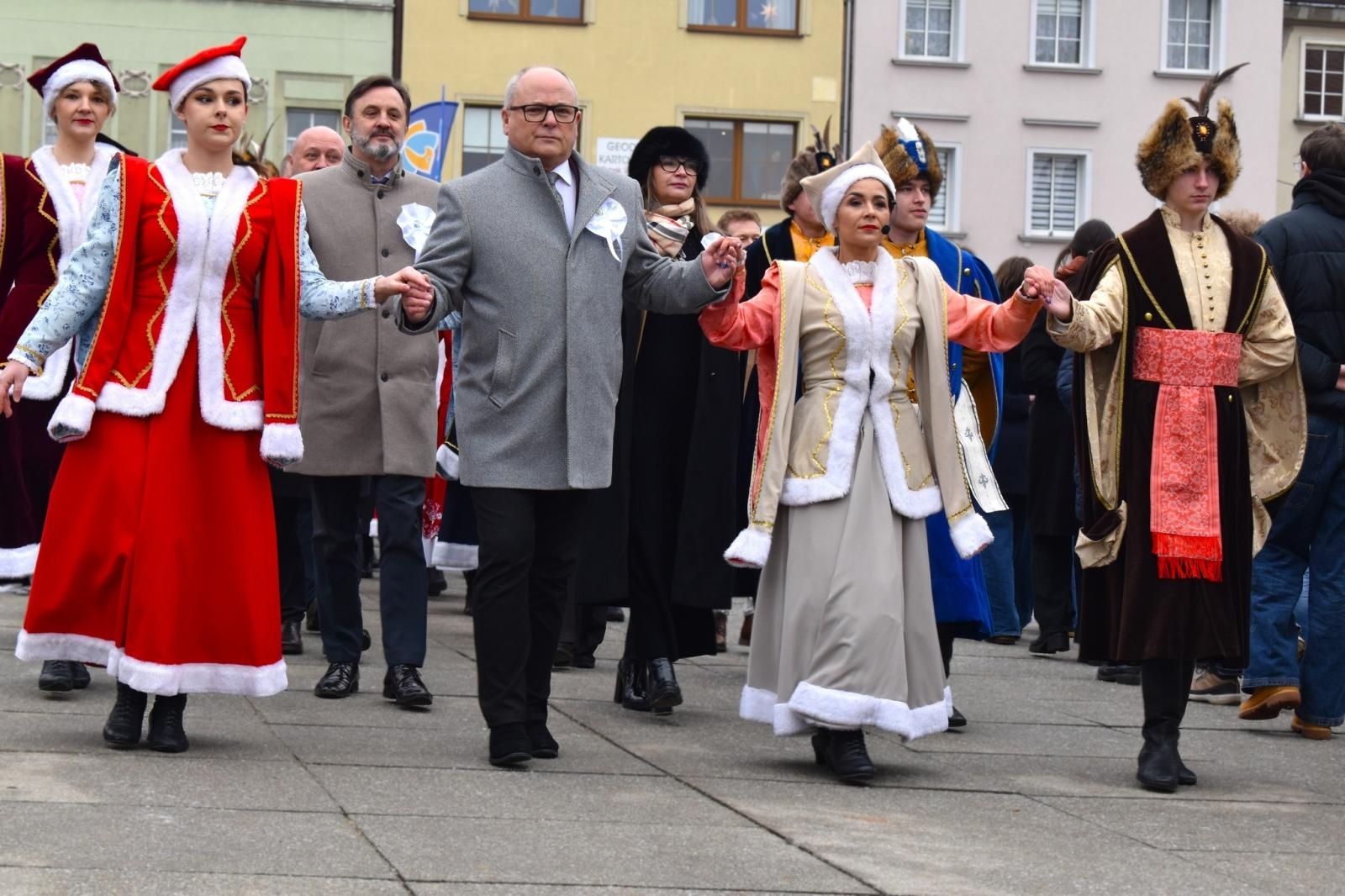Zdjęcie w galerii na portalu naszwodzislaw.com: Tanecznym krokiem odliczali do matury [FOTO i WIDEO] wiadomości z regionu