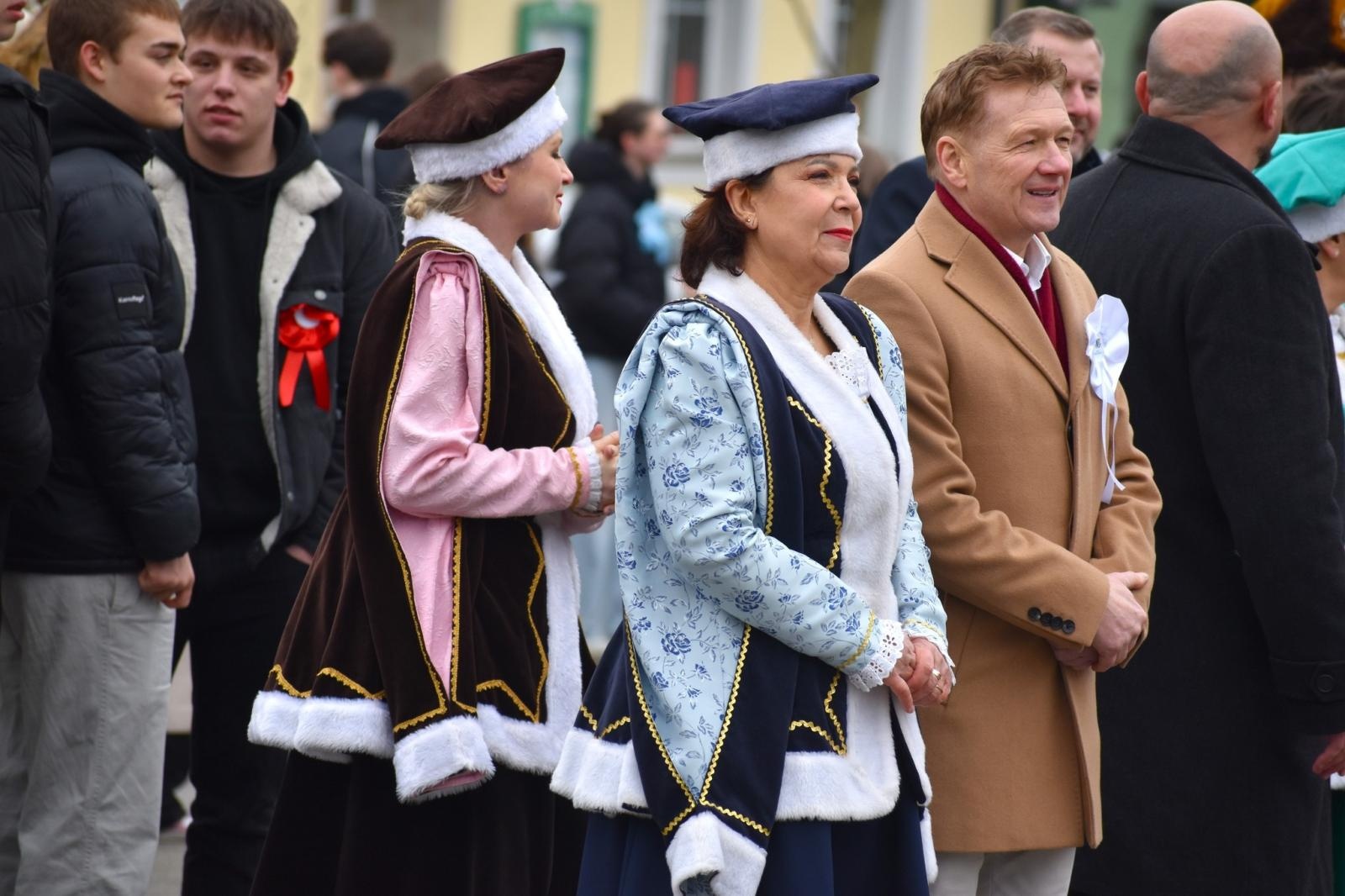 Zdjęcie w galerii na portalu naszwodzislaw.com: Tanecznym krokiem odliczali do matury [FOTO i WIDEO] wiadomości z regionu
