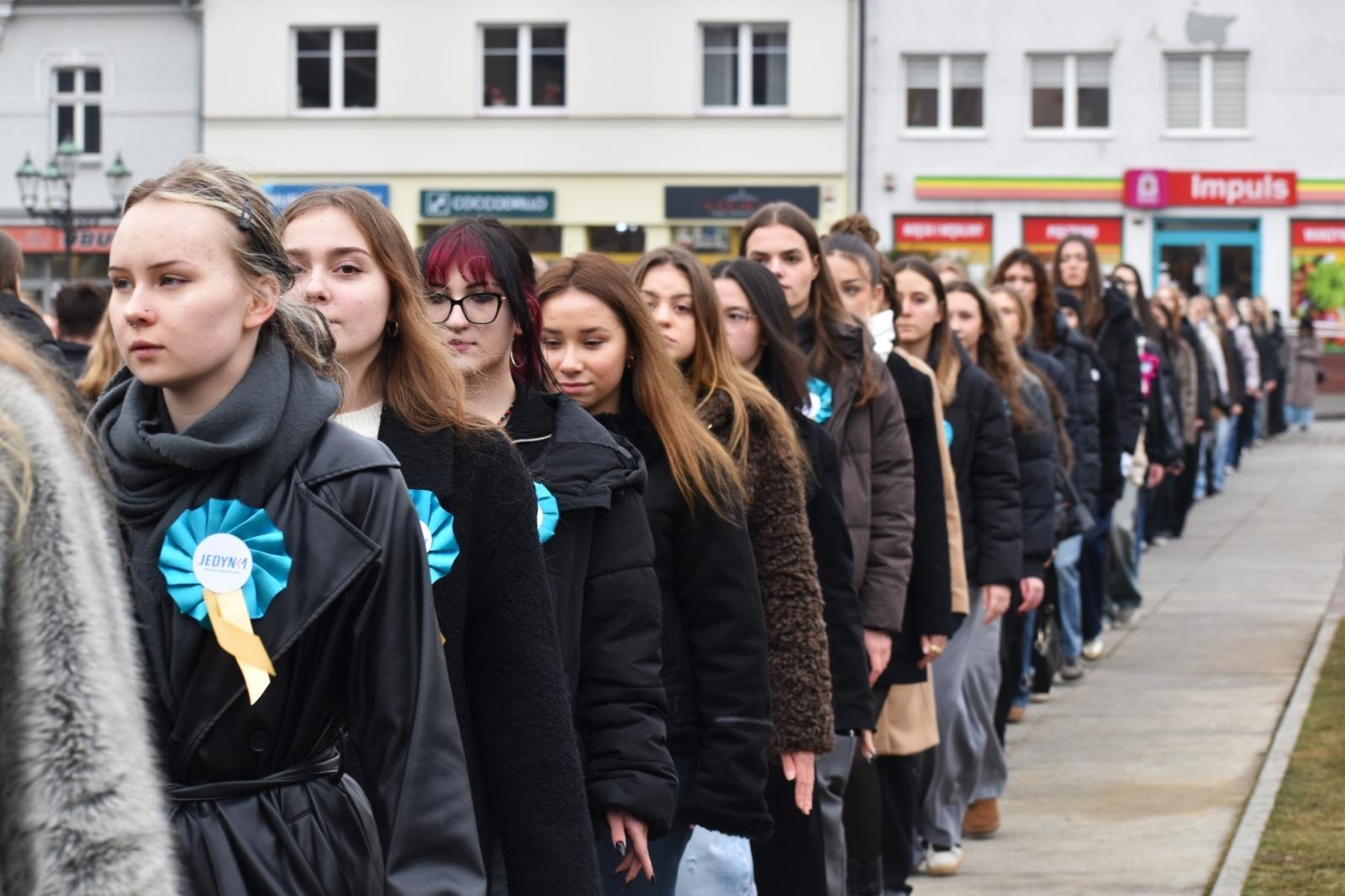 Zdjęcie w galerii na portalu naszwodzislaw.com: Tanecznym krokiem odliczali do matury [FOTO i WIDEO] wiadomości z regionu