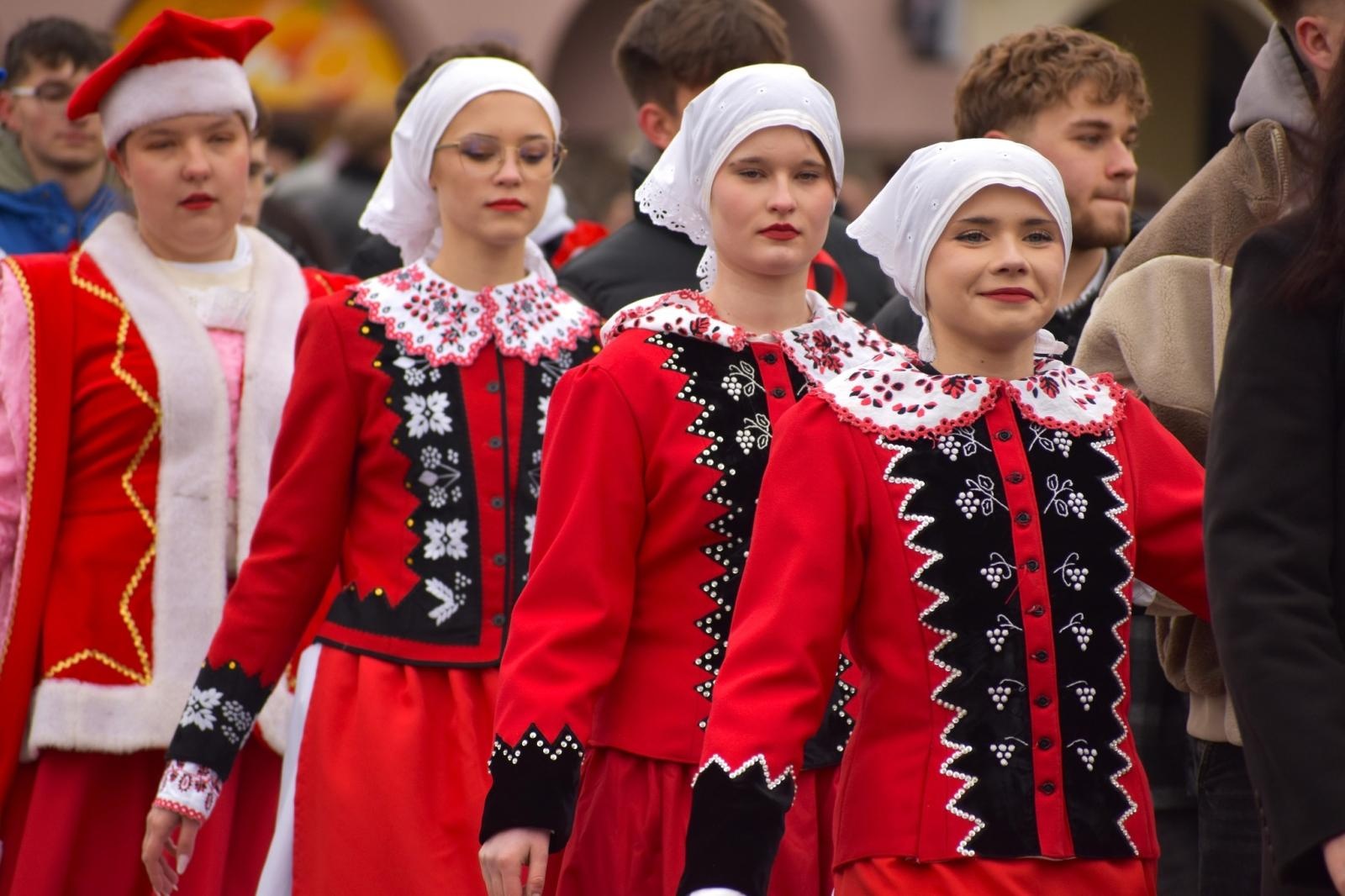 Zdjęcie w galerii na portalu naszwodzislaw.com: Tanecznym krokiem odliczali do matury [FOTO i WIDEO] wiadomości z regionu