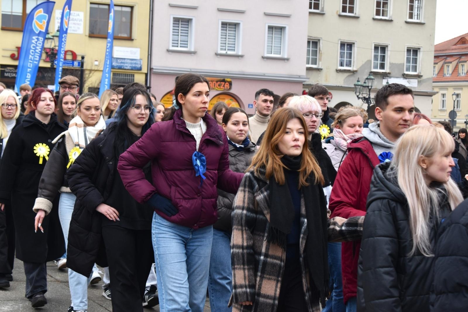 Zdjęcie w galerii na portalu naszwodzislaw.com: Tanecznym krokiem odliczali do matury [FOTO i WIDEO] wiadomości z regionu