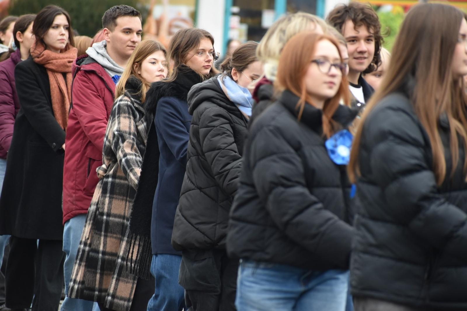 Zdjęcie w galerii na portalu naszwodzislaw.com: Tanecznym krokiem odliczali do matury [FOTO i WIDEO] wiadomości z regionu