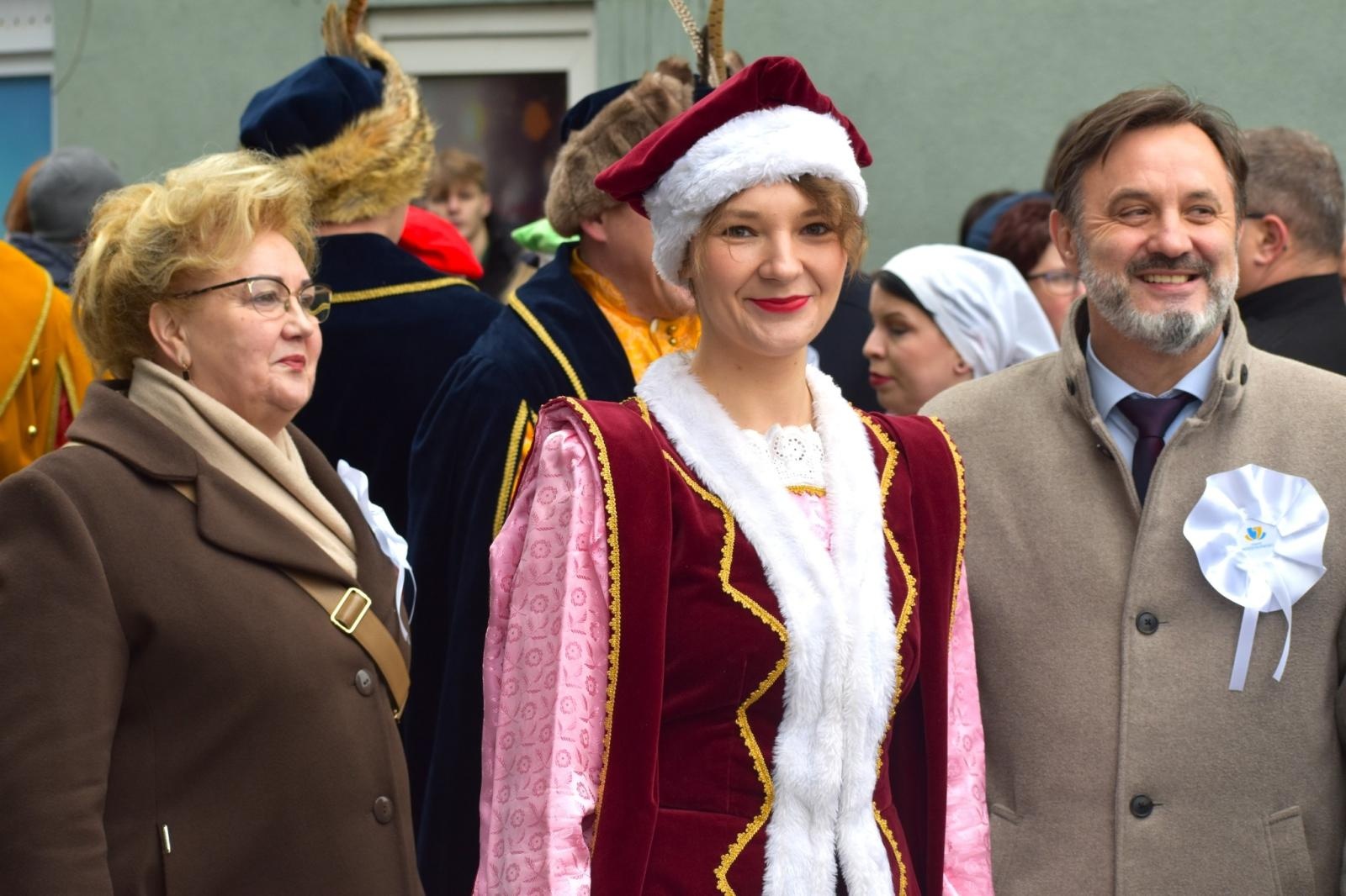 Zdjęcie w galerii na portalu naszwodzislaw.com: Tanecznym krokiem odliczali do matury [FOTO i WIDEO] wiadomości z regionu