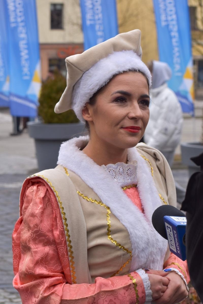 Zdjęcie w galerii na portalu naszwodzislaw.com: Tanecznym krokiem odliczali do matury [FOTO i WIDEO] wiadomości z regionu