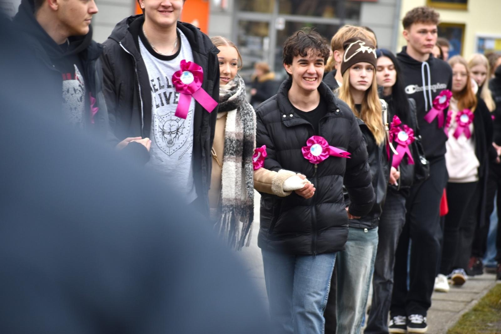 Zdjęcie w galerii na portalu naszwodzislaw.com: Tanecznym krokiem odliczali do matury [FOTO i WIDEO] wiadomości z regionu