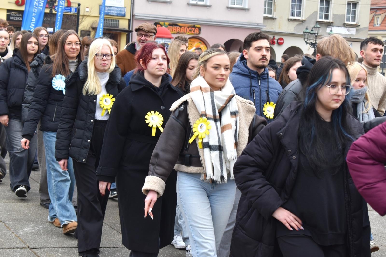 Zdjęcie w galerii na portalu naszwodzislaw.com: Tanecznym krokiem odliczali do matury [FOTO i WIDEO] wiadomości z regionu