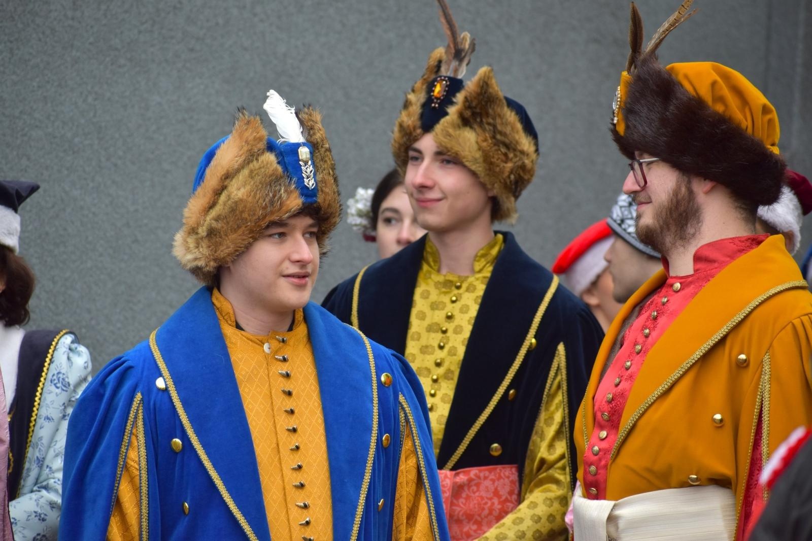 Zdjęcie w galerii na portalu naszwodzislaw.com: Tanecznym krokiem odliczali do matury [FOTO i WIDEO] wiadomości z regionu