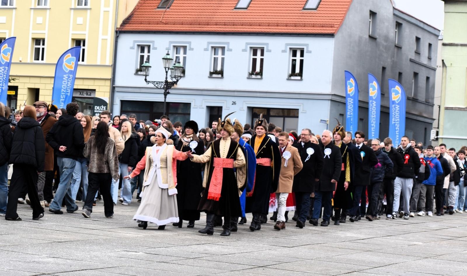 Zdjęcie w galerii na portalu naszwodzislaw.com: Tanecznym krokiem odliczali do matury [FOTO i WIDEO] wiadomości z regionu