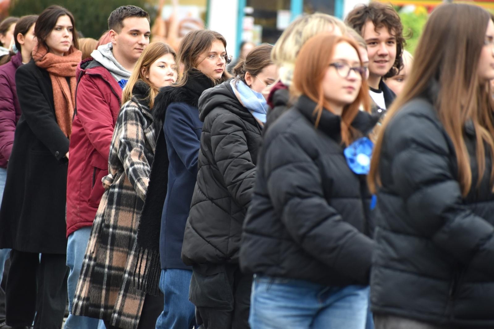 Zdjęcie w galerii na portalu naszwodzislaw.com: Tanecznym krokiem odliczali do matury [FOTO i WIDEO] wiadomości z regionu