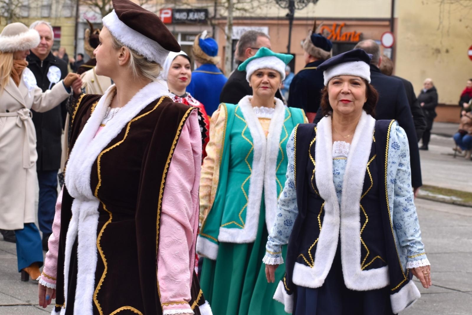 Zdjęcie w galerii na portalu naszwodzislaw.com: Tanecznym krokiem odliczali do matury [FOTO i WIDEO] wiadomości z regionu