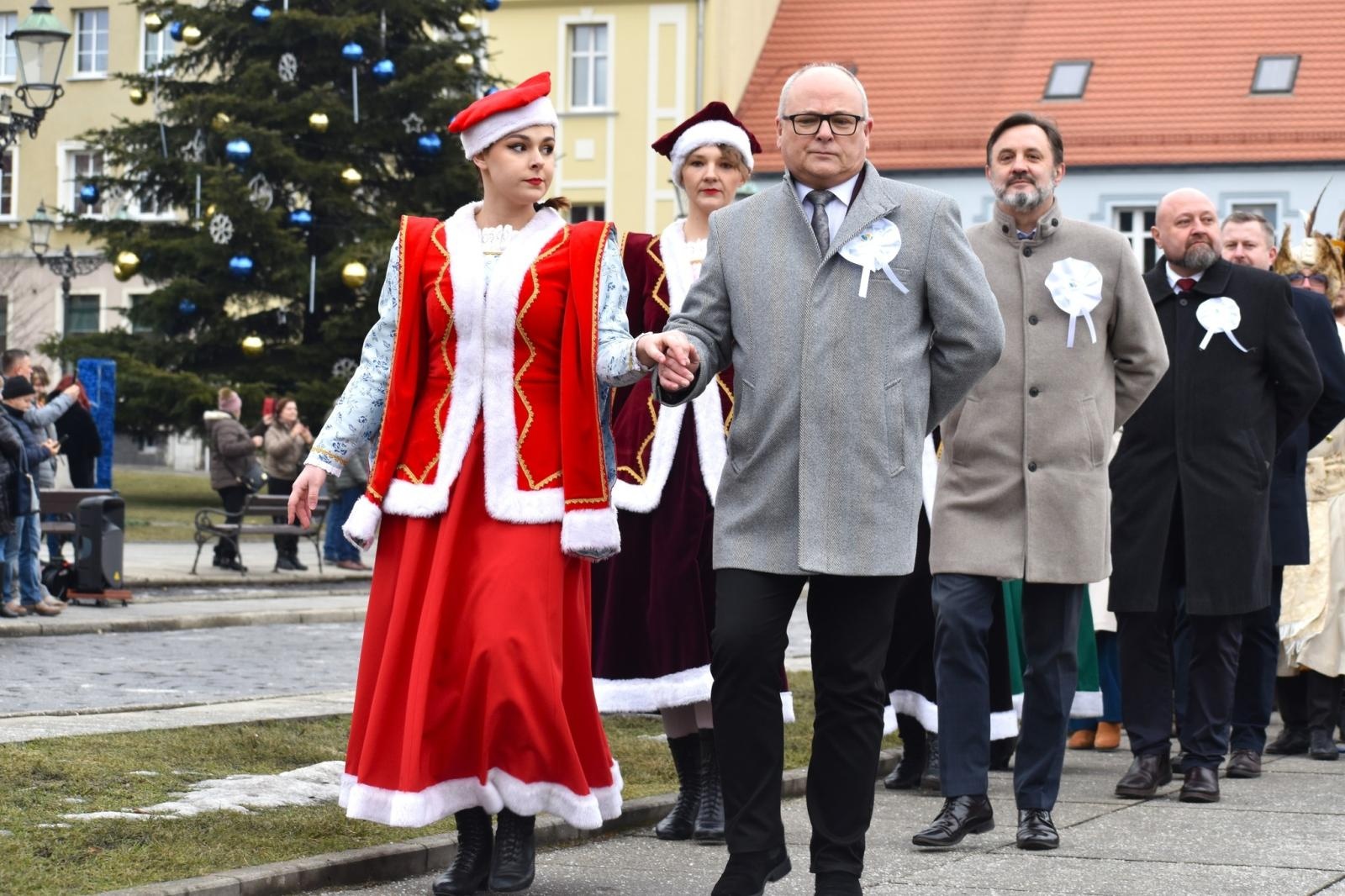 Zdjęcie w galerii na portalu naszwodzislaw.com: Tanecznym krokiem odliczali do matury [FOTO i WIDEO] wiadomości z regionu