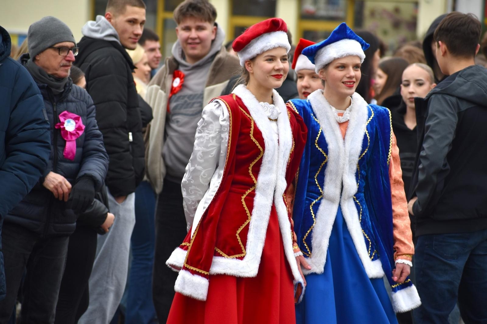 Zdjęcie w galerii na portalu naszwodzislaw.com: Tanecznym krokiem odliczali do matury [FOTO i WIDEO] wiadomości z regionu