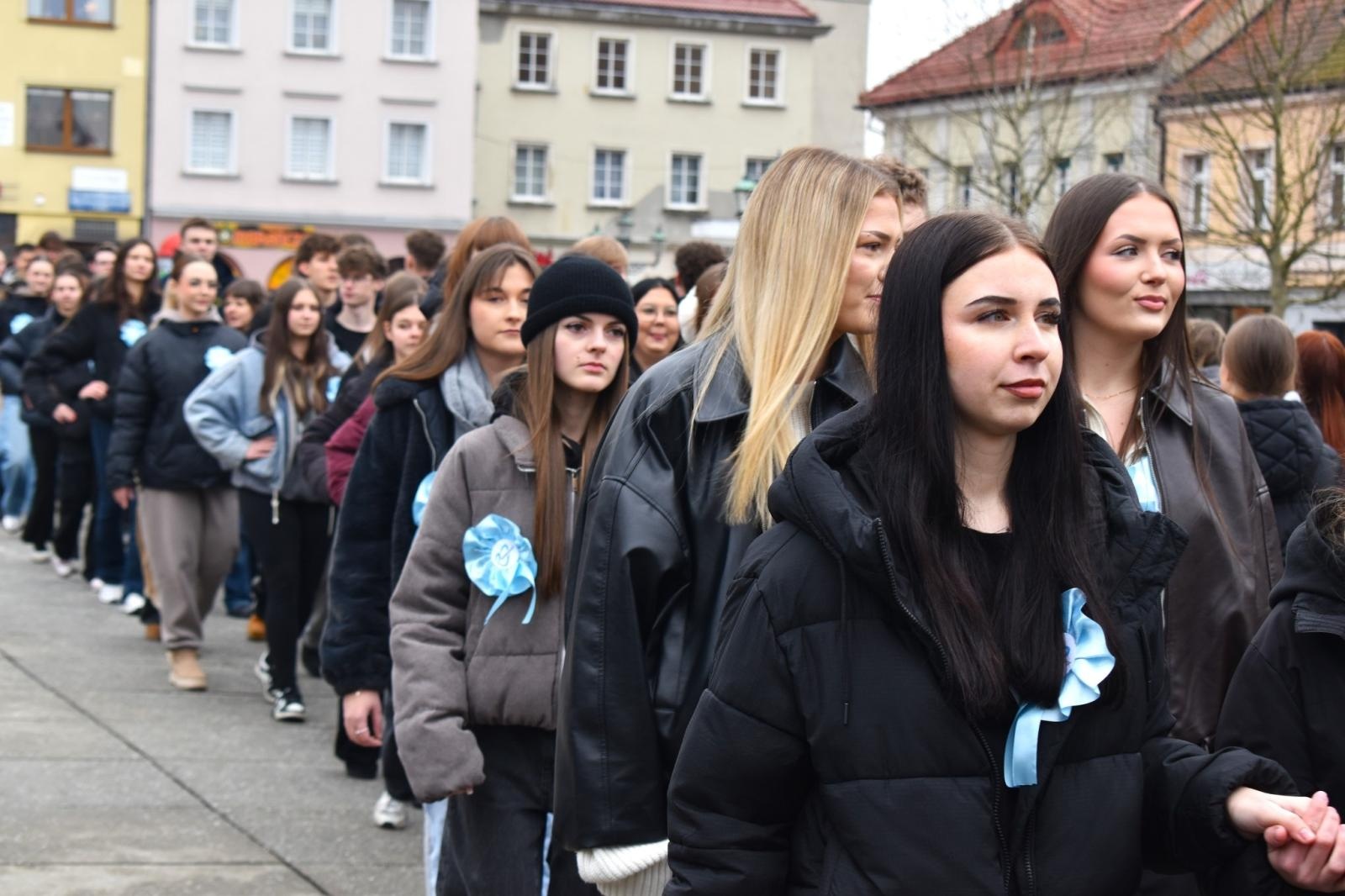 Zdjęcie w galerii na portalu naszwodzislaw.com: Tanecznym krokiem odliczali do matury [FOTO i WIDEO] wiadomości z regionu