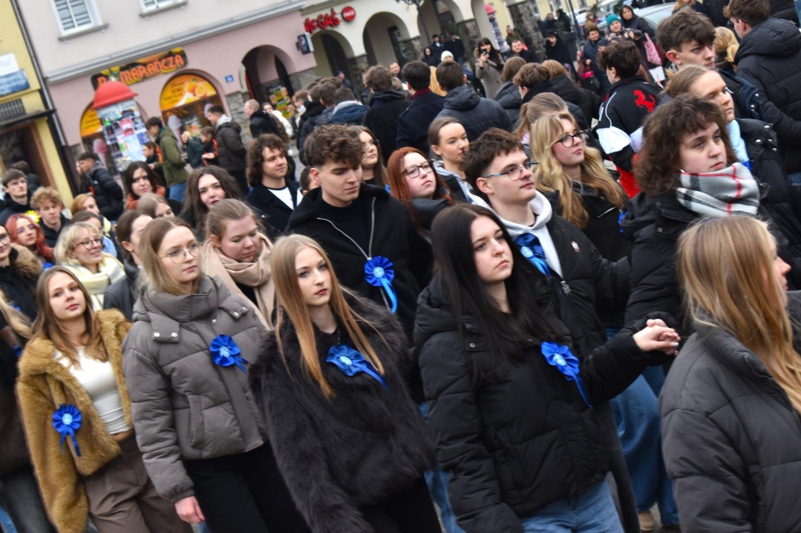 Zdjęcie w galerii na portalu naszwodzislaw.com: Tanecznym krokiem odliczali do matury [FOTO i WIDEO] wiadomości z regionu