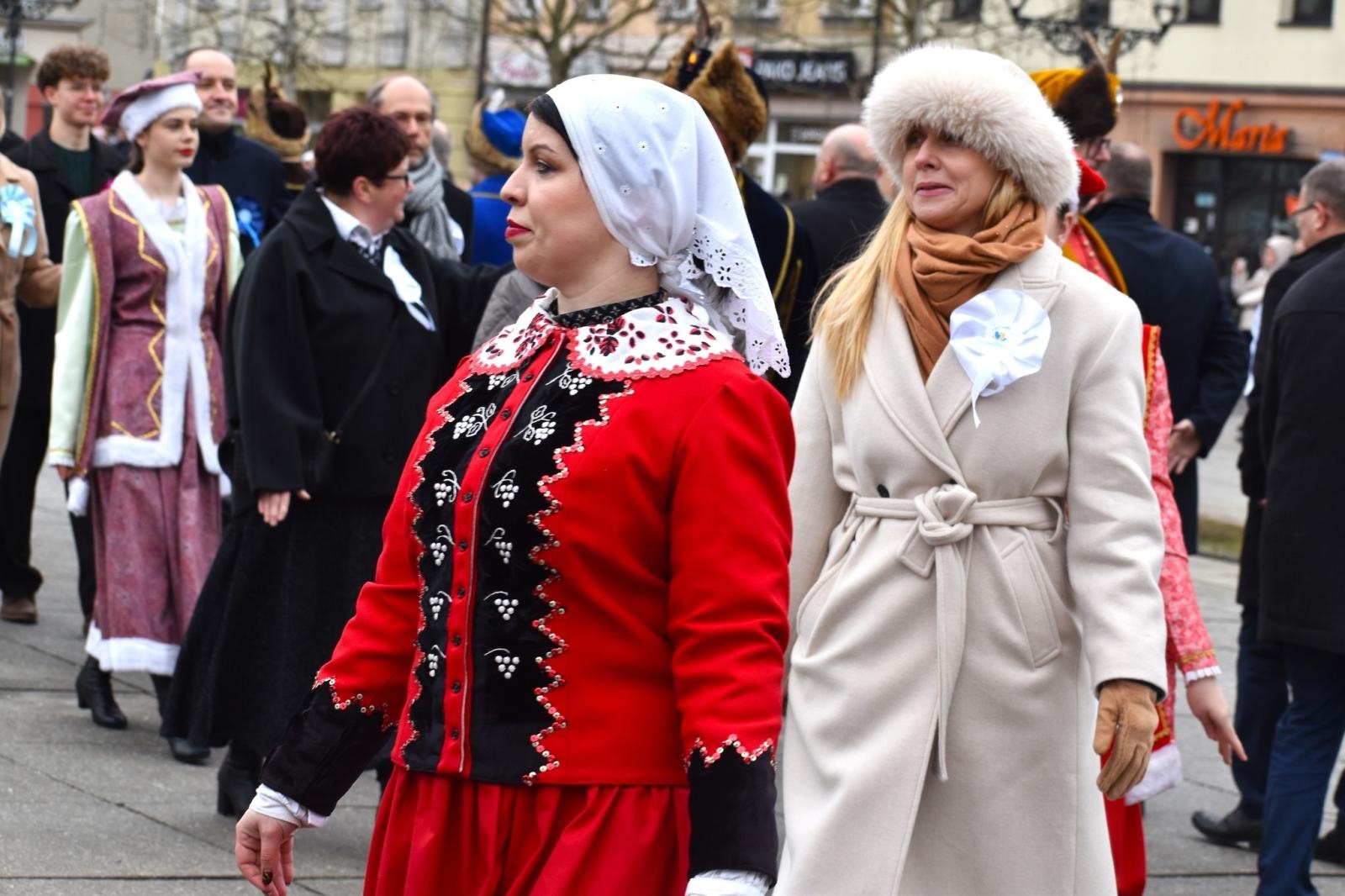 Zdjęcie w galerii na portalu naszwodzislaw.com: Tanecznym krokiem odliczali do matury [FOTO i WIDEO] wiadomości z regionu