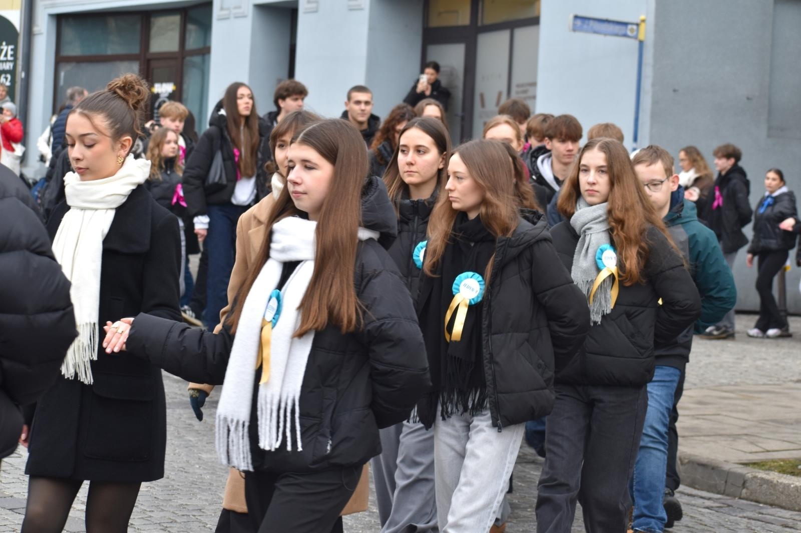 Zdjęcie w galerii na portalu naszwodzislaw.com: Tanecznym krokiem odliczali do matury [FOTO i WIDEO] wiadomości z regionu