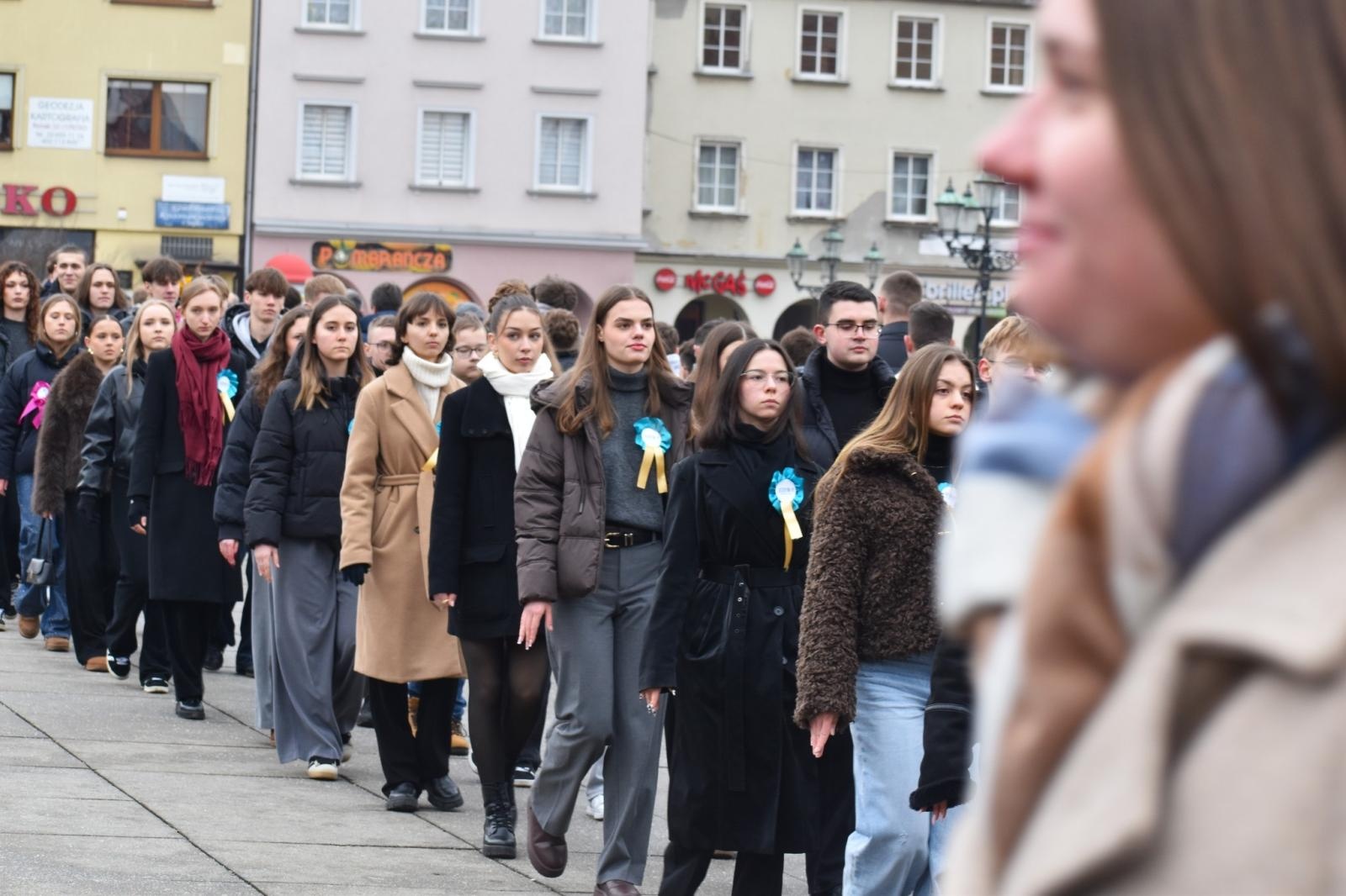 Zdjęcie w galerii na portalu naszwodzislaw.com: Tanecznym krokiem odliczali do matury [FOTO i WIDEO] wiadomości z regionu