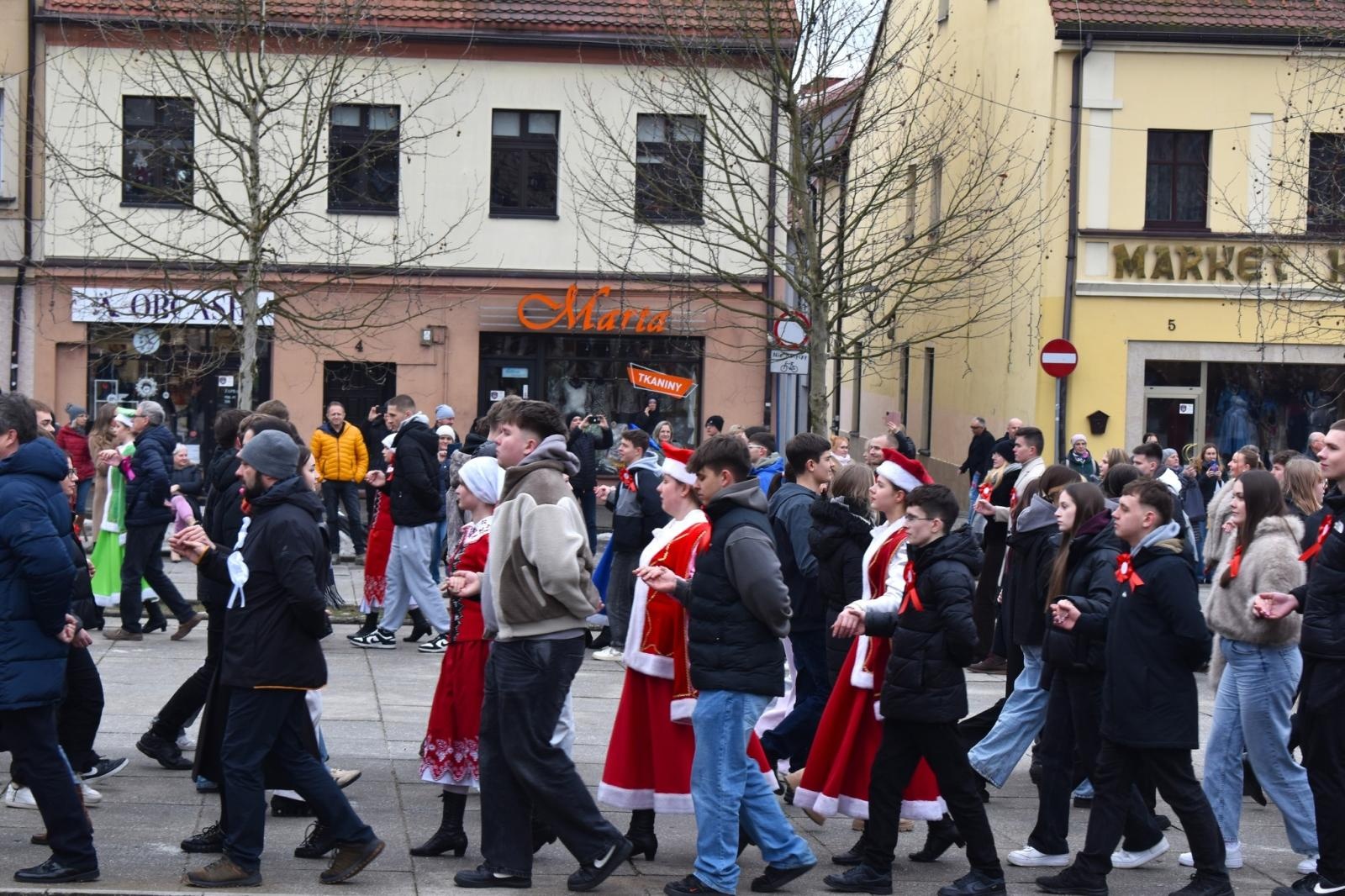 Zdjęcie w galerii na portalu naszwodzislaw.com: Tanecznym krokiem odliczali do matury [FOTO i WIDEO] wiadomości z regionu