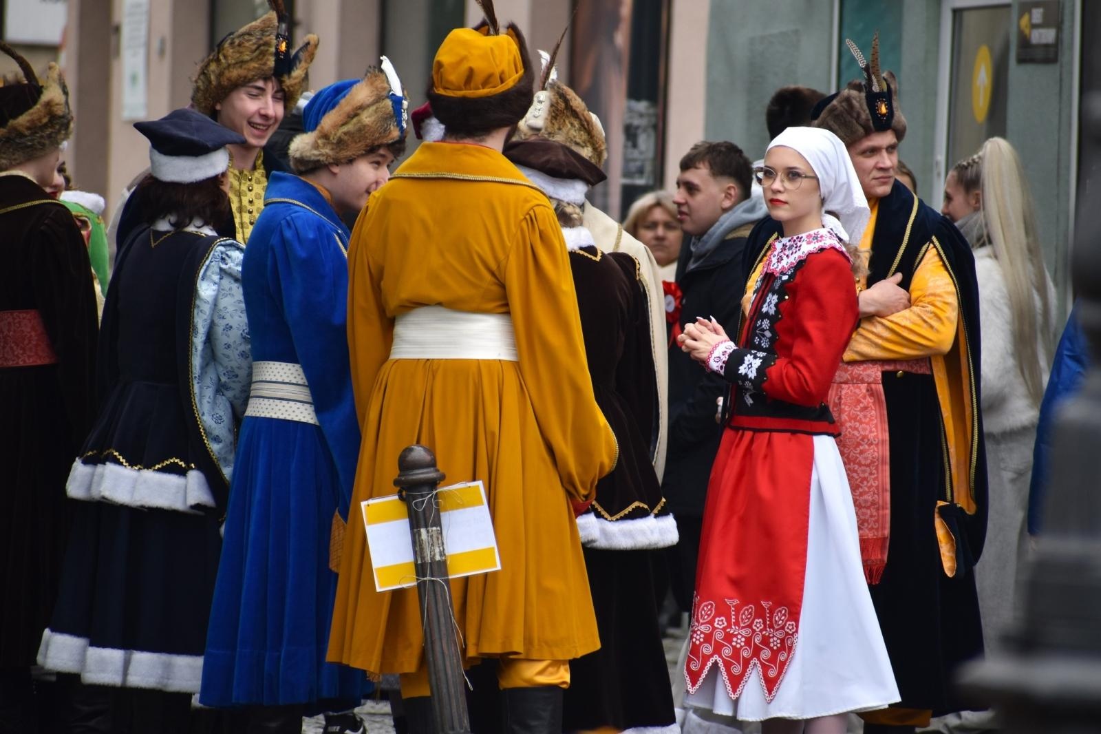 Zdjęcie w galerii na portalu naszwodzislaw.com: Tanecznym krokiem odliczali do matury [FOTO i WIDEO] wiadomości z regionu