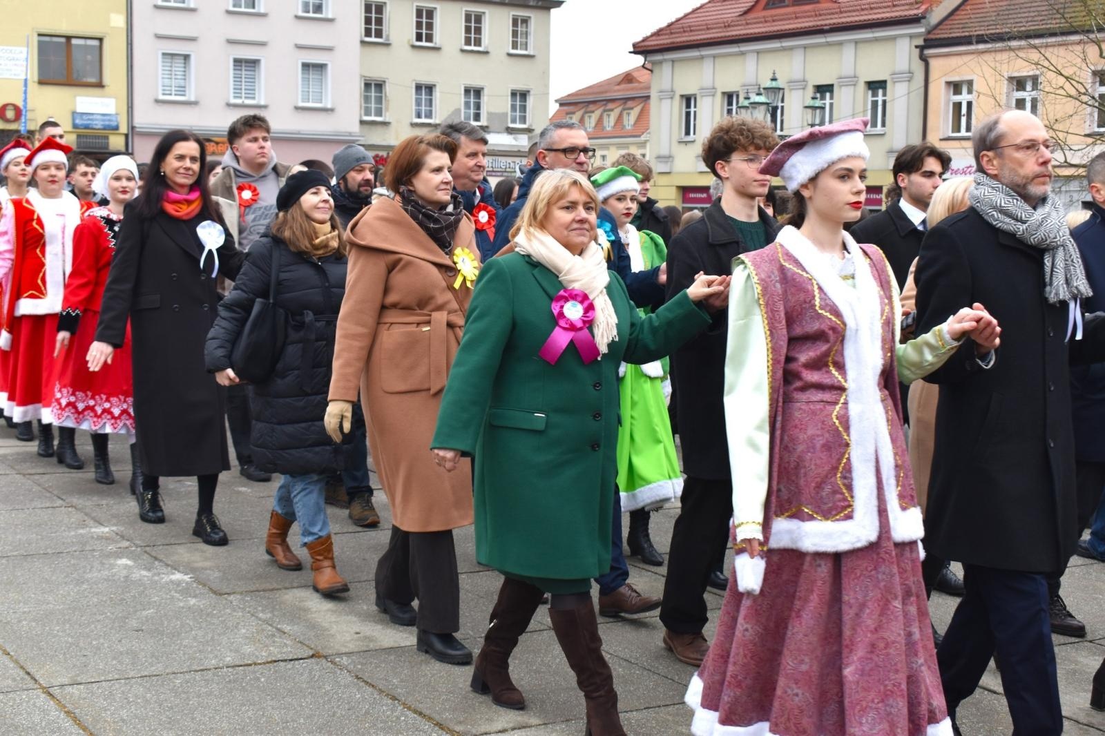 Zdjęcie w galerii na portalu naszwodzislaw.com: Tanecznym krokiem odliczali do matury [FOTO i WIDEO] wiadomości z regionu