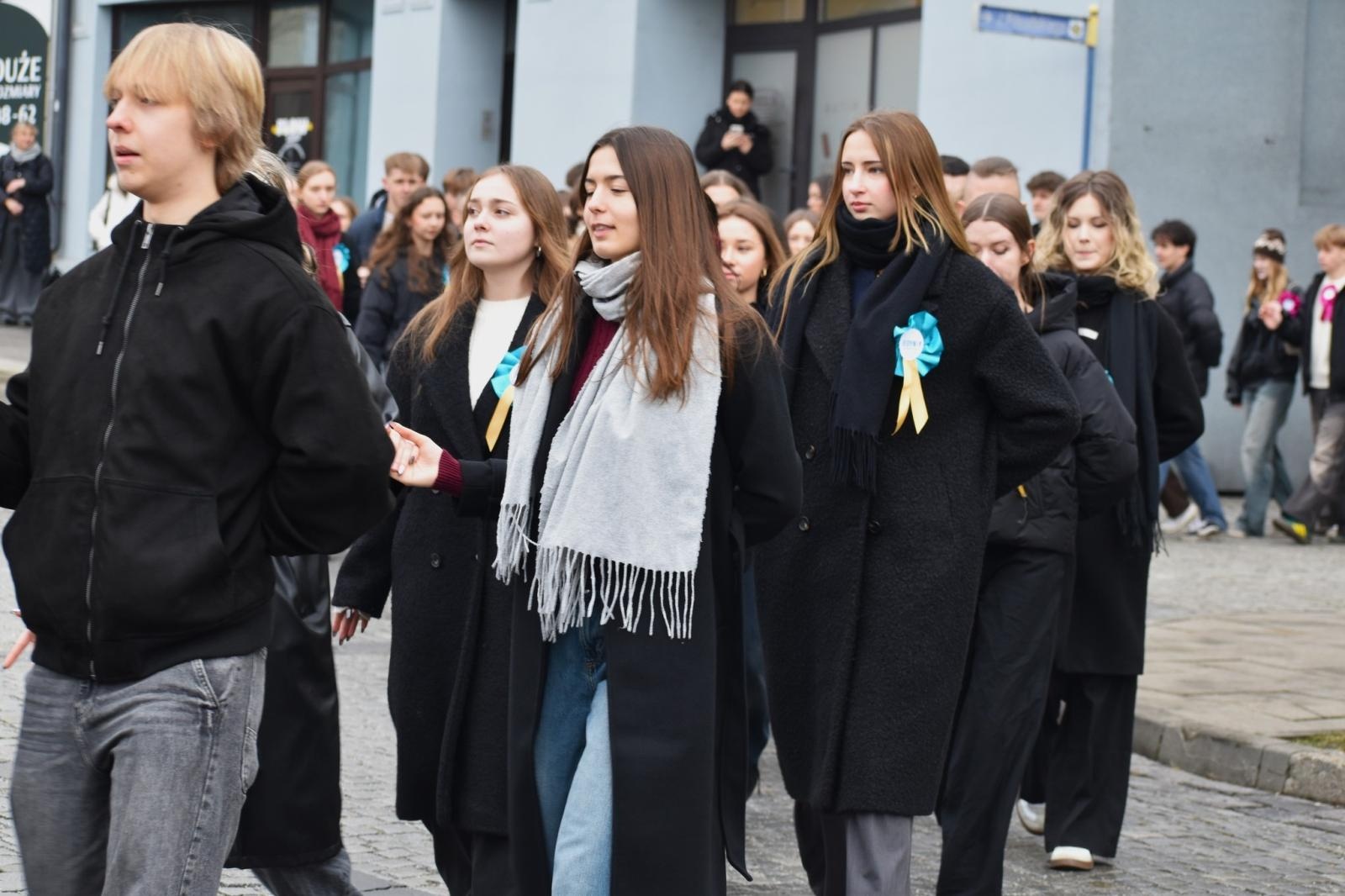 Zdjęcie w galerii na portalu naszwodzislaw.com: Tanecznym krokiem odliczali do matury [FOTO i WIDEO] wiadomości z regionu