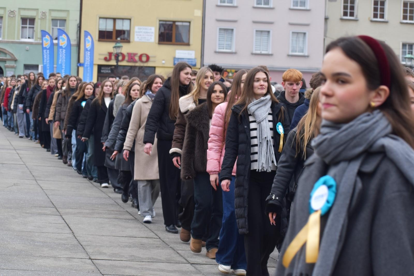 Zdjęcie w galerii na portalu naszwodzislaw.com: Tanecznym krokiem odliczali do matury [FOTO i WIDEO] wiadomości z regionu