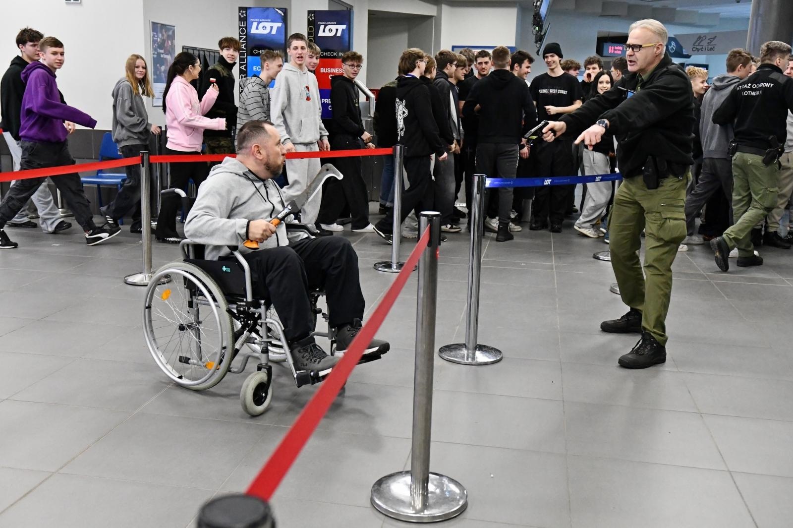 Zdjęcie w galerii na portalu naszwodzislaw.com: Kolejne szkolenie taktyczne z zakresu Działań interwencyjnych na lotnisku w Katowicach wiadomości z regionu