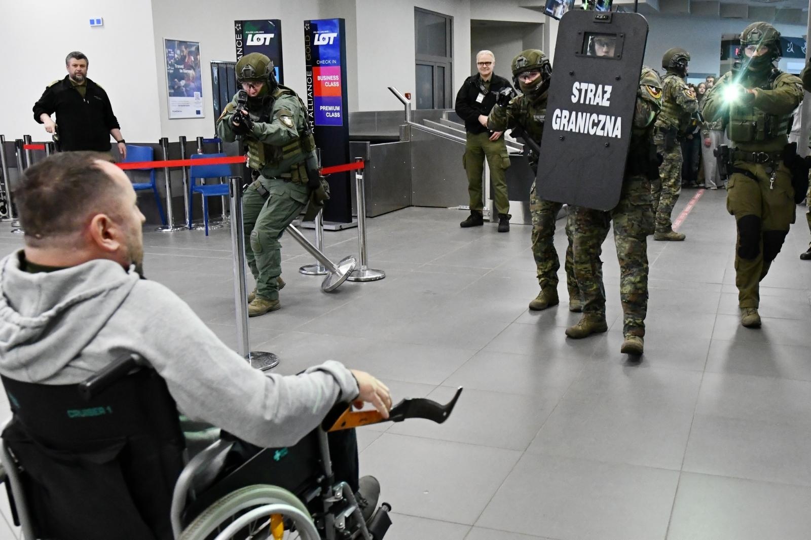 Zdjęcie w galerii na portalu naszwodzislaw.com: Kolejne szkolenie taktyczne z zakresu Działań interwencyjnych na lotnisku w Katowicach wiadomości z regionu