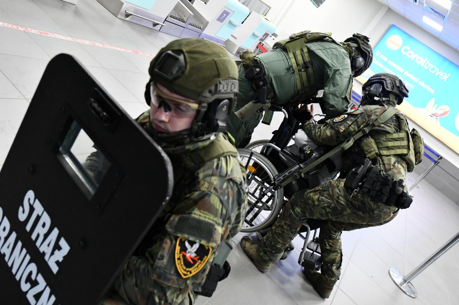 Zdjęcie w galerii na portalu naszwodzislaw.com: Kolejne szkolenie taktyczne z zakresu Działań interwencyjnych na lotnisku w Katowicach wiadomości z regionu