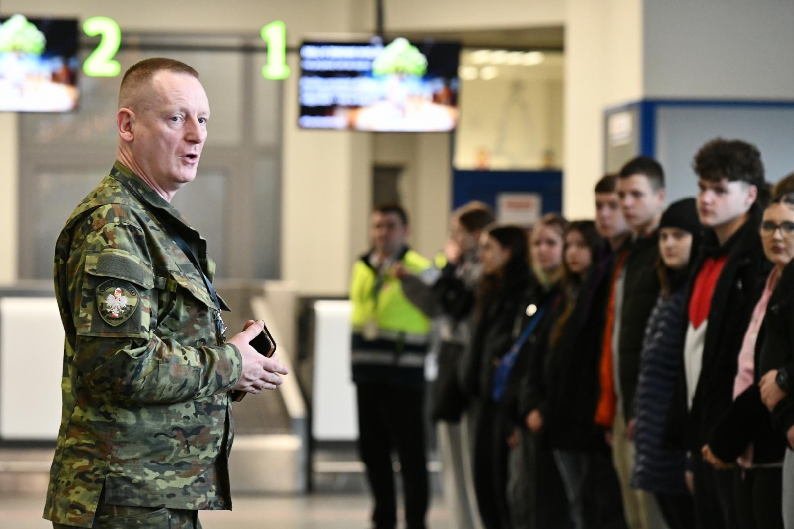 Zdjęcie w galerii na portalu naszwodzislaw.com: Kolejne szkolenie taktyczne z zakresu Działań interwencyjnych na lotnisku w Katowicach wiadomości z regionu