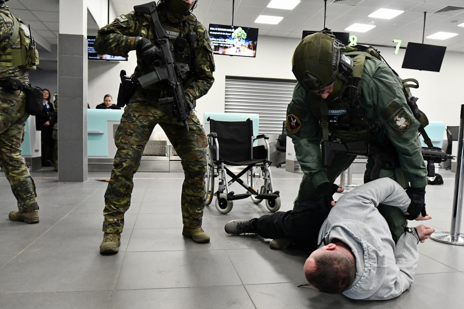 Zdjęcie w galerii na portalu naszwodzislaw.com: Kolejne szkolenie taktyczne z zakresu Działań interwencyjnych na lotnisku w Katowicach wiadomości z regionu