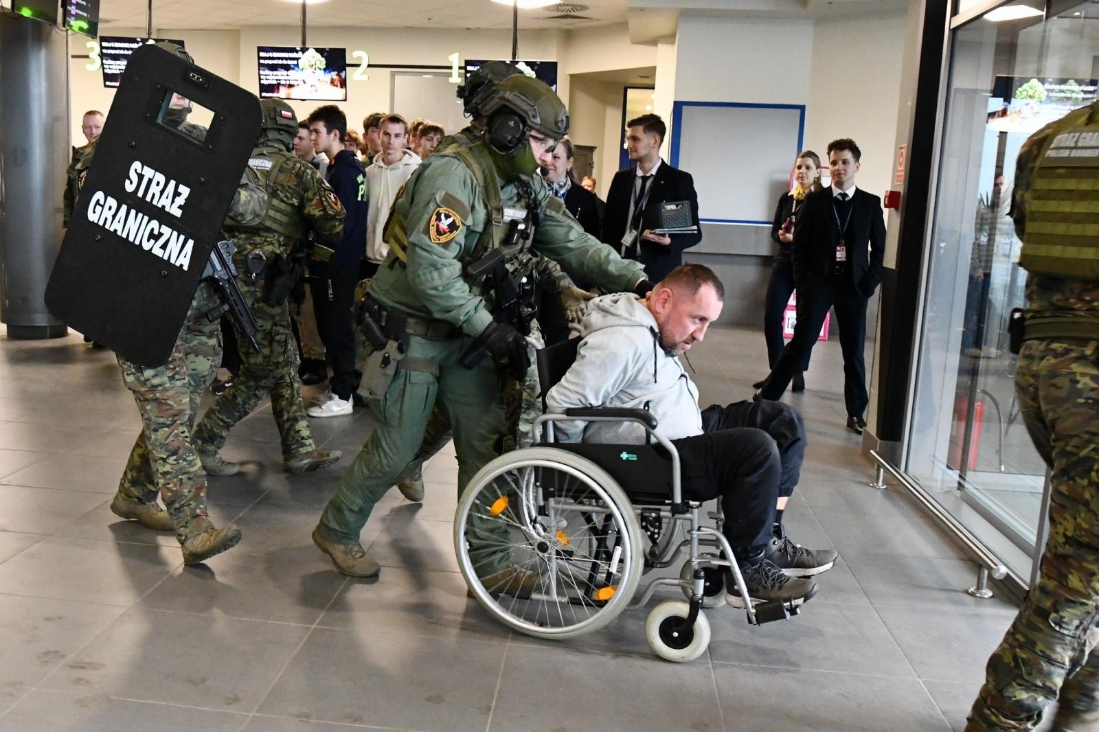 Zdjęcie w galerii na portalu naszwodzislaw.com: Kolejne szkolenie taktyczne z zakresu Działań interwencyjnych na lotnisku w Katowicach wiadomości z regionu