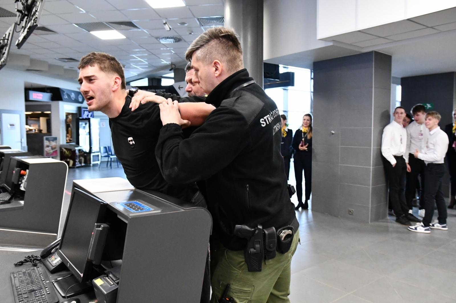 Zdjęcie w galerii na portalu naszwodzislaw.com: Kolejne szkolenie taktyczne z zakresu Działań interwencyjnych na lotnisku w Katowicach wiadomości z regionu