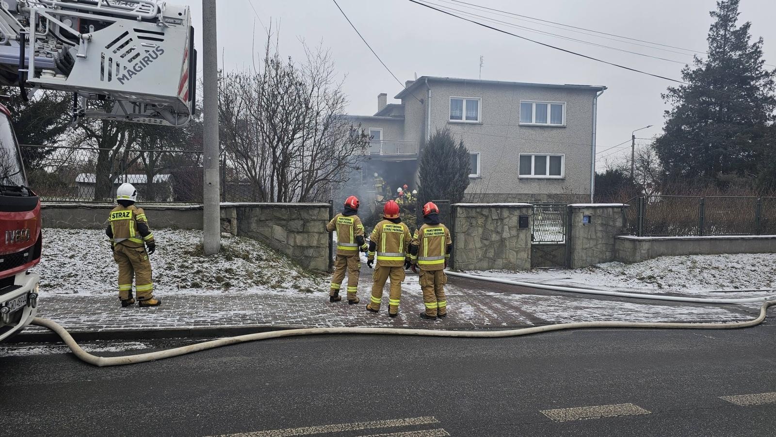 Zdjęcie w galerii na portalu naszwodzislaw.com: Pożar domu jednorodzinnego przy ul. Radlińskiej w Wodzisławiu Śląskim wiadomości z regionu