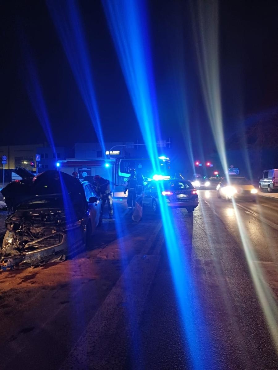 Zdjęcie w galerii na portalu naszwodzislaw.com: Radlin: Zderzenie dwóch samochodów na skrzyżowaniu ulic Rybnickiej i Mariackiej wiadomości z regionu